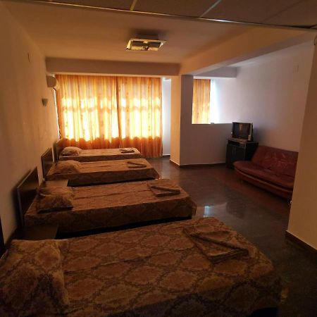 Hotel Dinastia Питешти Экстерьер фото