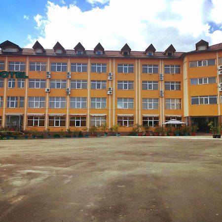 Hotel Dinastia Питешти Экстерьер фото