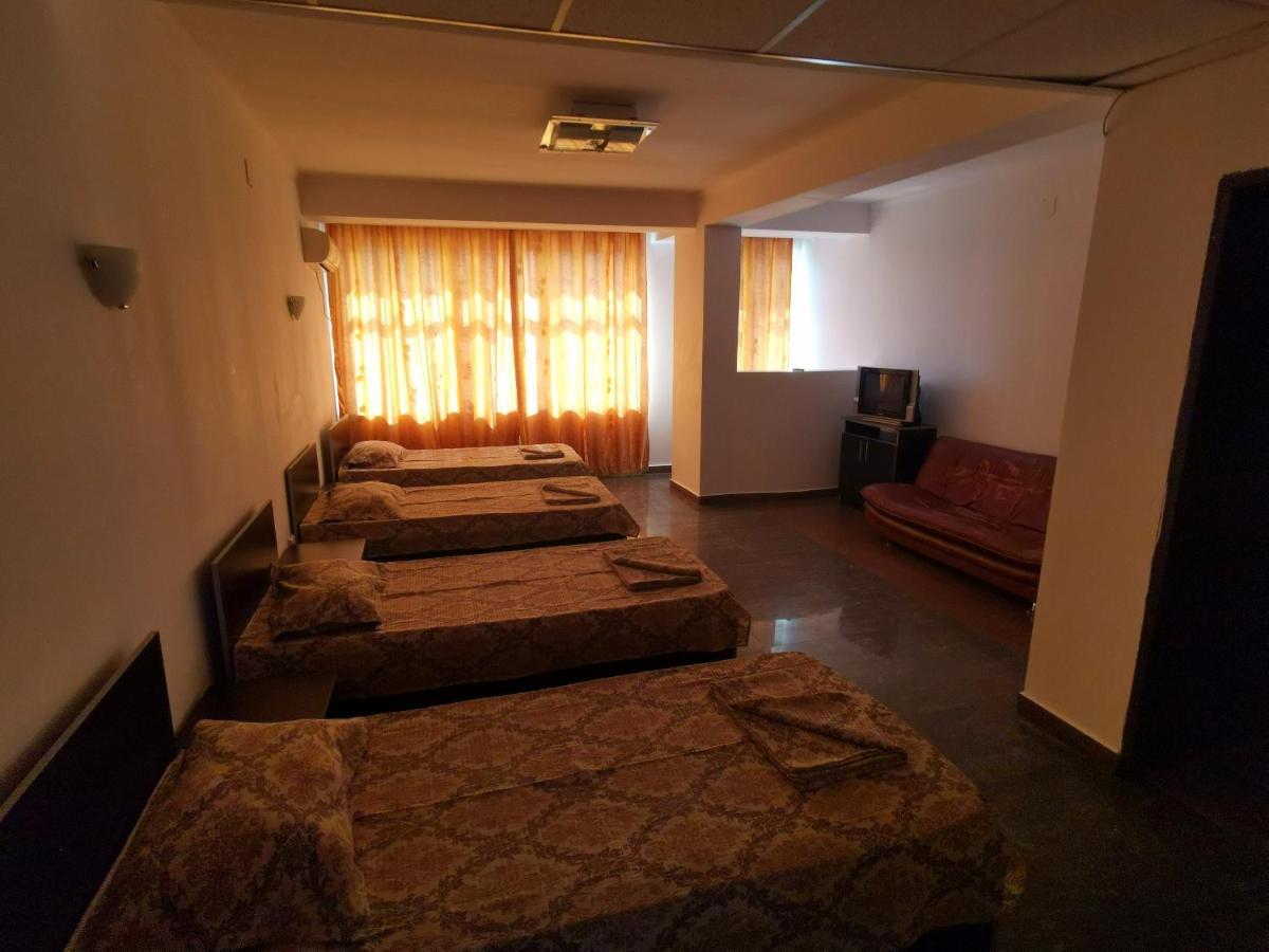 Hotel Dinastia Питешти Экстерьер фото