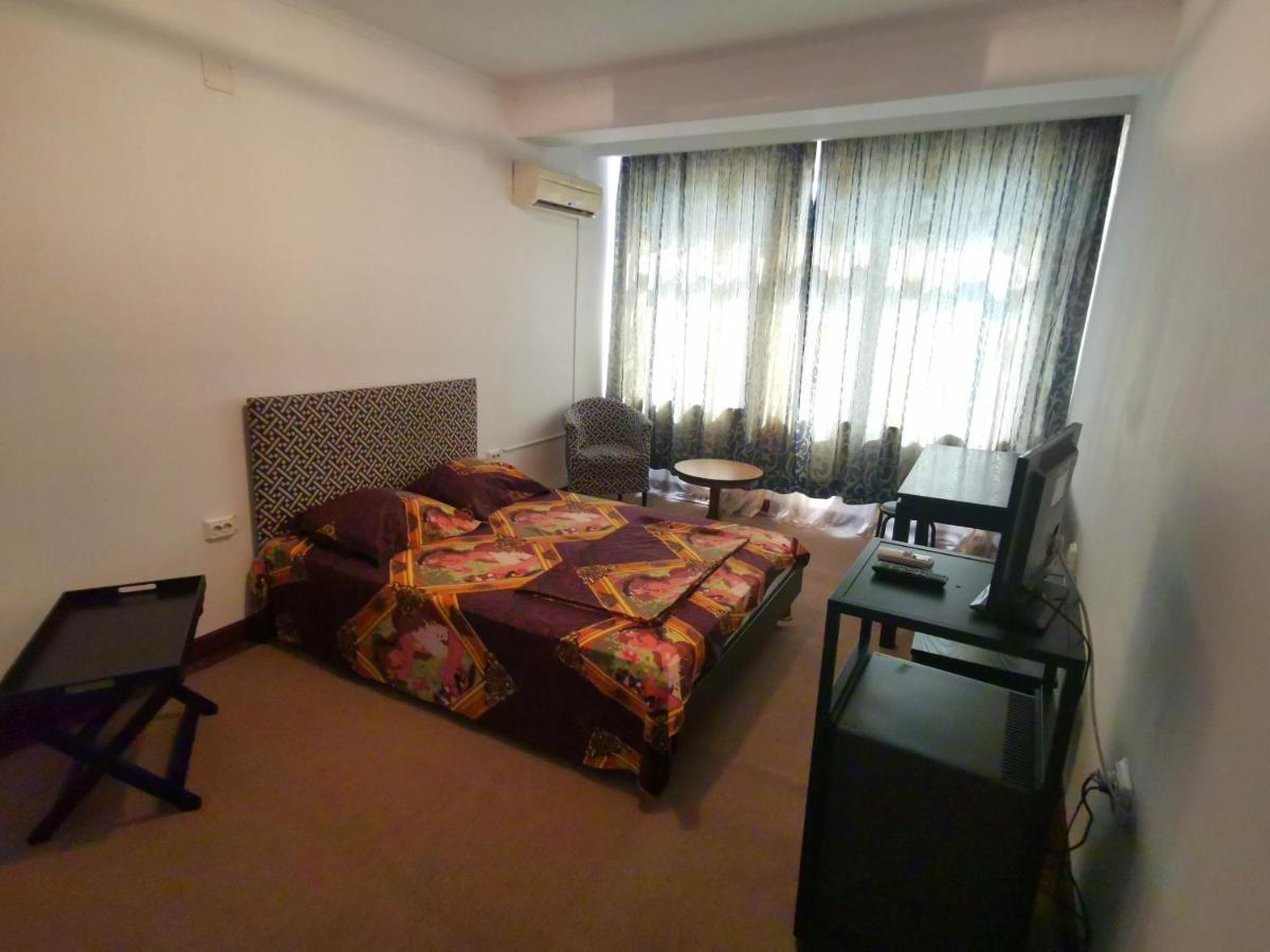 Hotel Dinastia Питешти Экстерьер фото