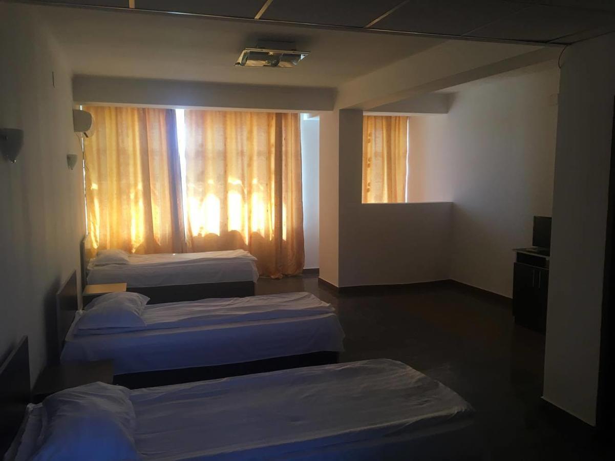 Hotel Dinastia Питешти Экстерьер фото