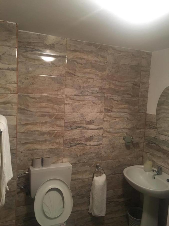 Hotel Dinastia Питешти Экстерьер фото