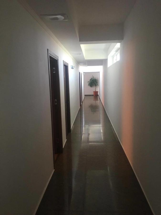 Hotel Dinastia Питешти Экстерьер фото