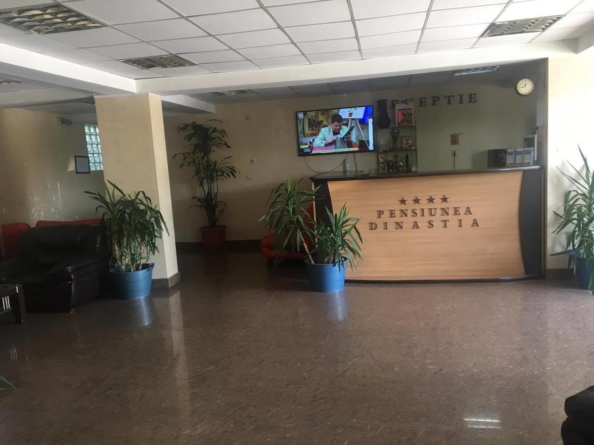 Hotel Dinastia Питешти Экстерьер фото
