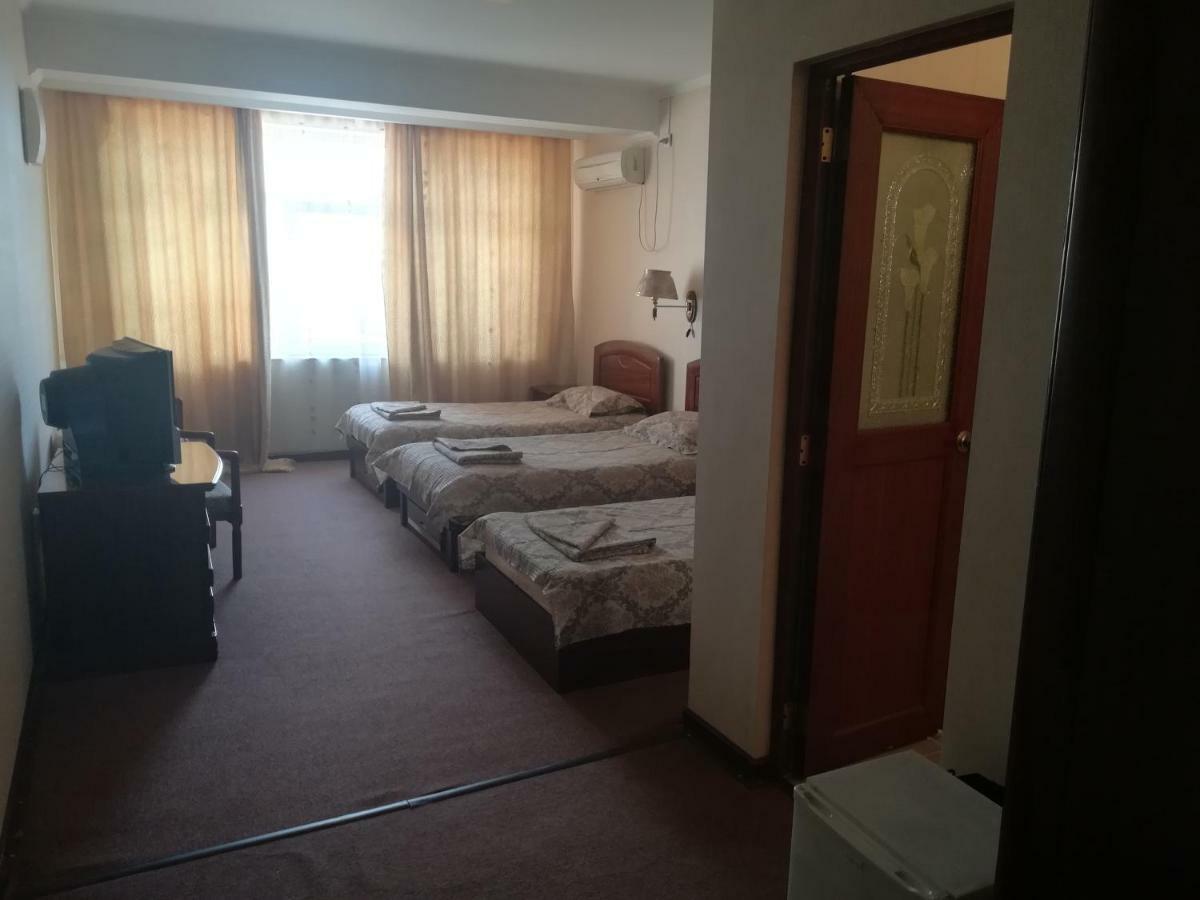 Hotel Dinastia Питешти Экстерьер фото